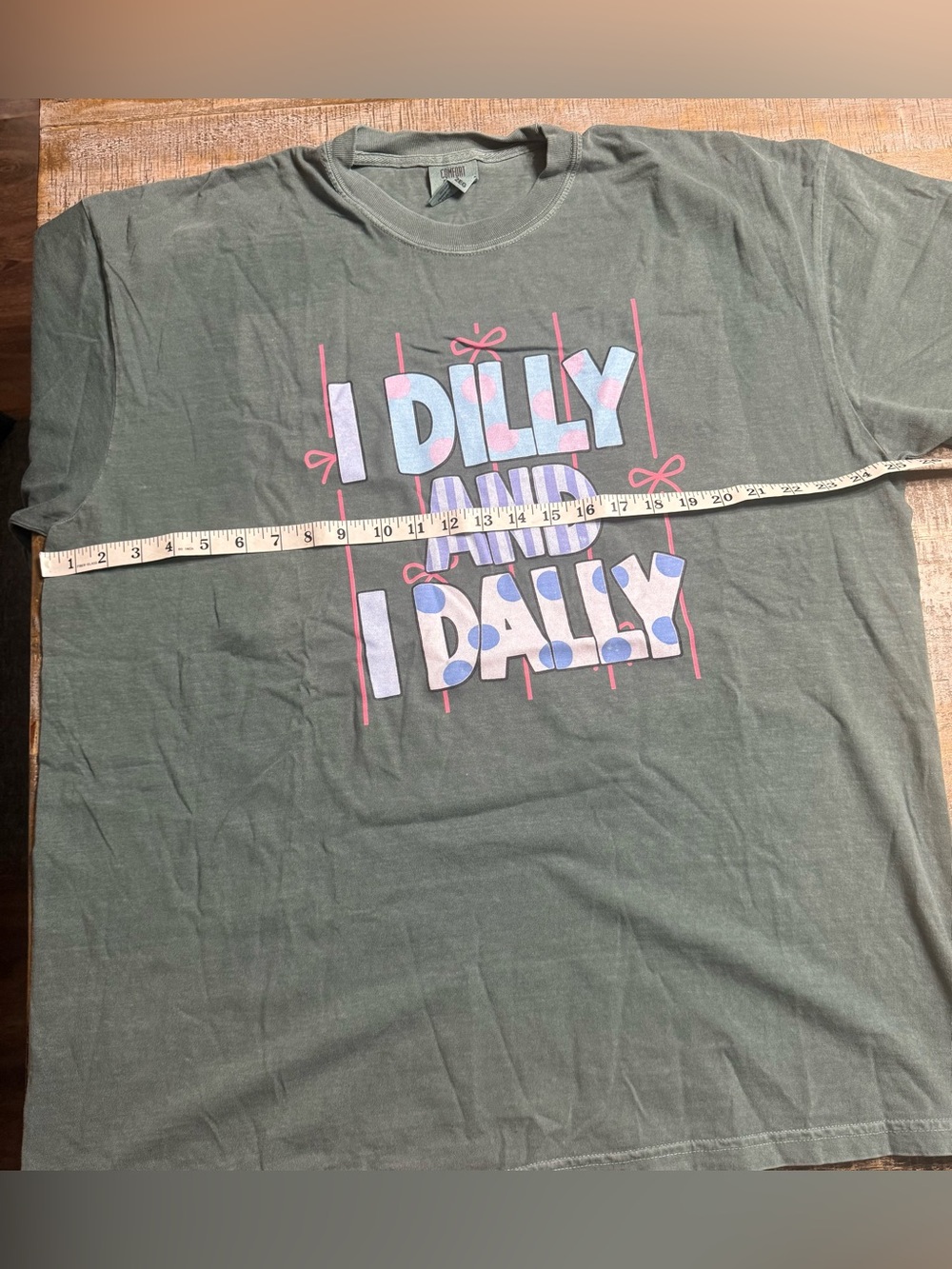Comfort Colors Green Graphic Tee with I dilly I dally print - Picture 5 of 6